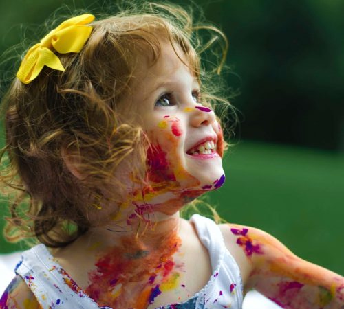 Bambina che gioca con i colori